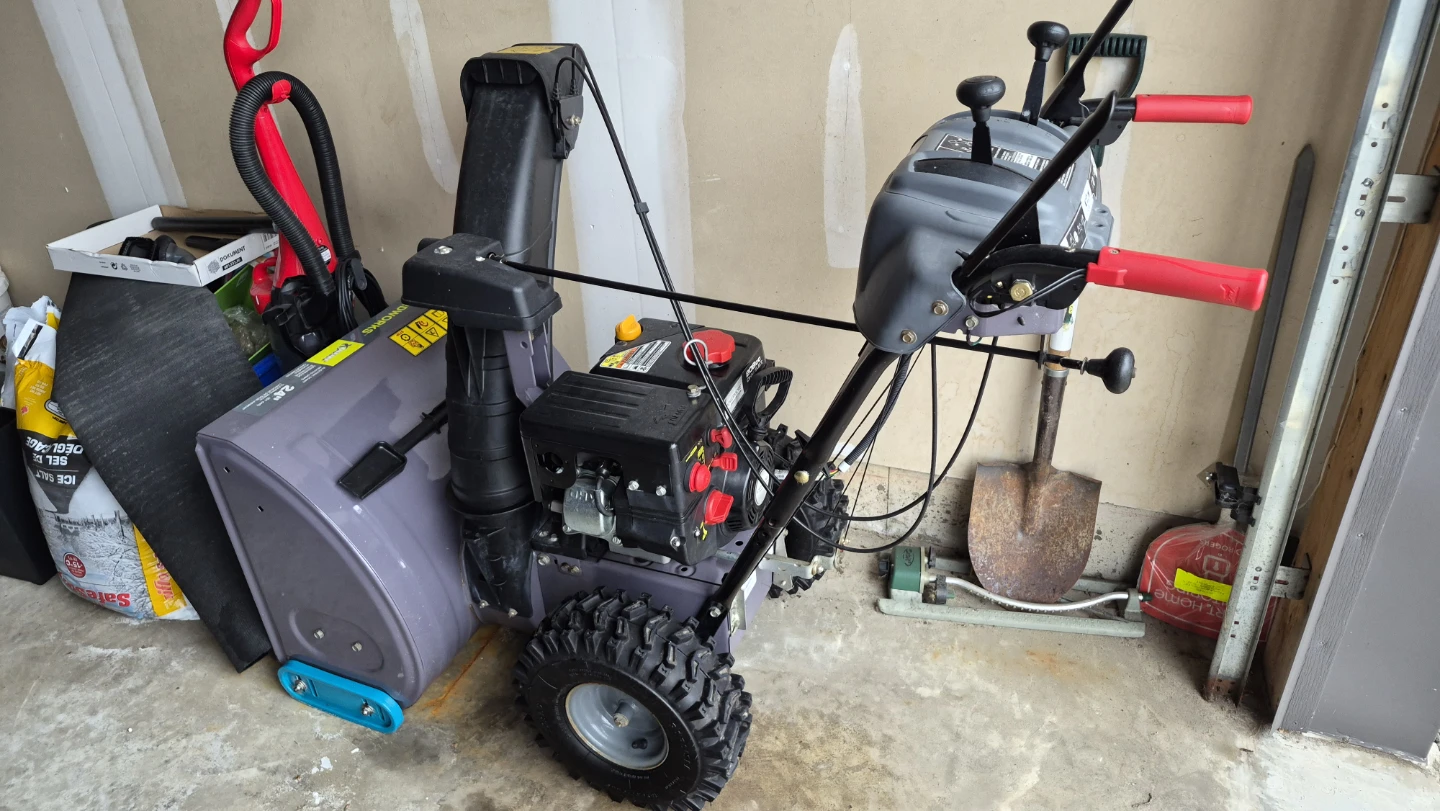 Yardworks 24" snowblower with hand warmers