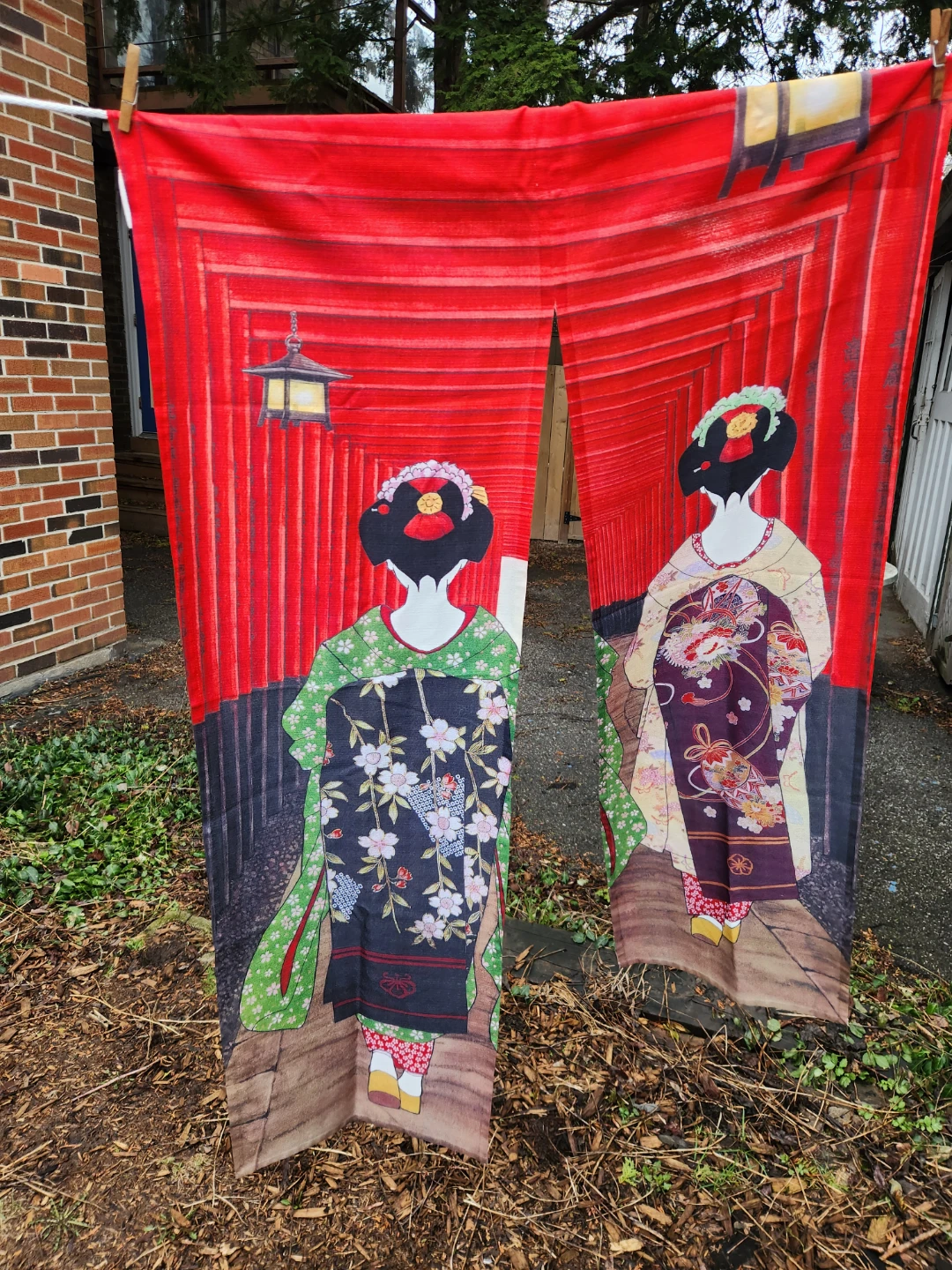 NOREN - Women walking under Kyoto torii