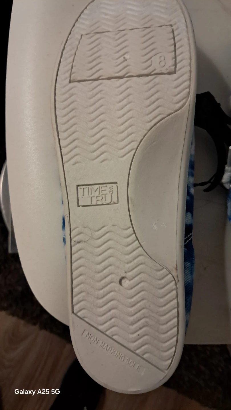 Time and Tru Women's Tie Dye Memory Foam Sneakers Size 8 - photo 3