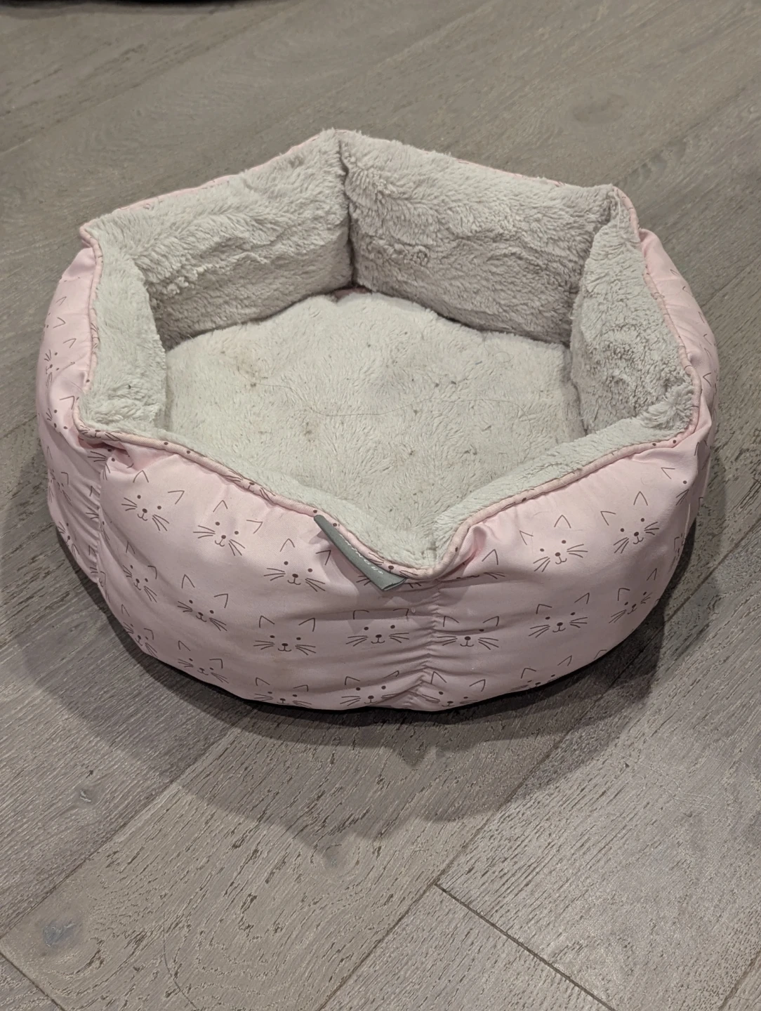 Free Pink Pet Bed with Cat Faces - photo 3