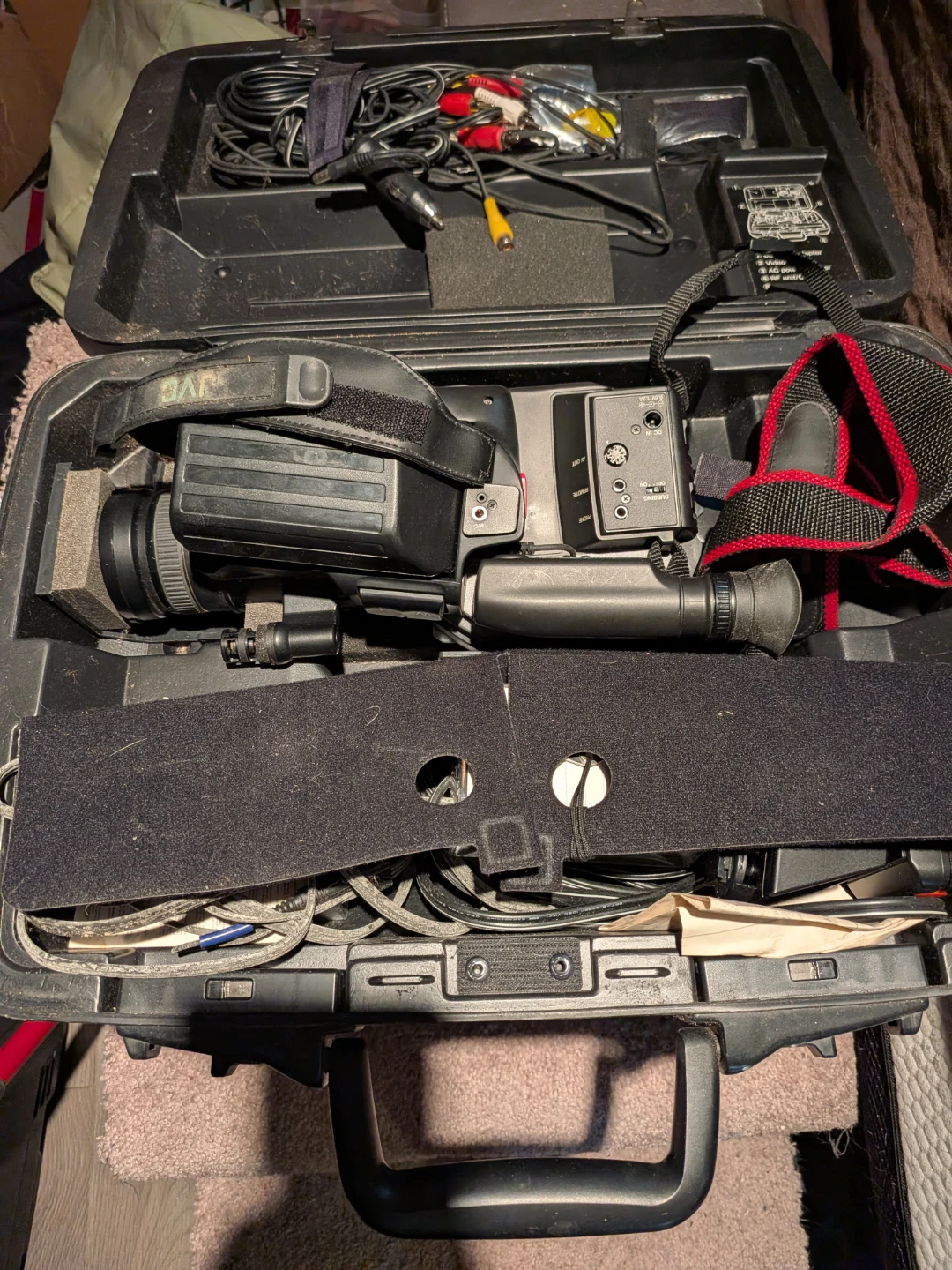 JVC Compact VHS Videocorder GR-303 - photo 2