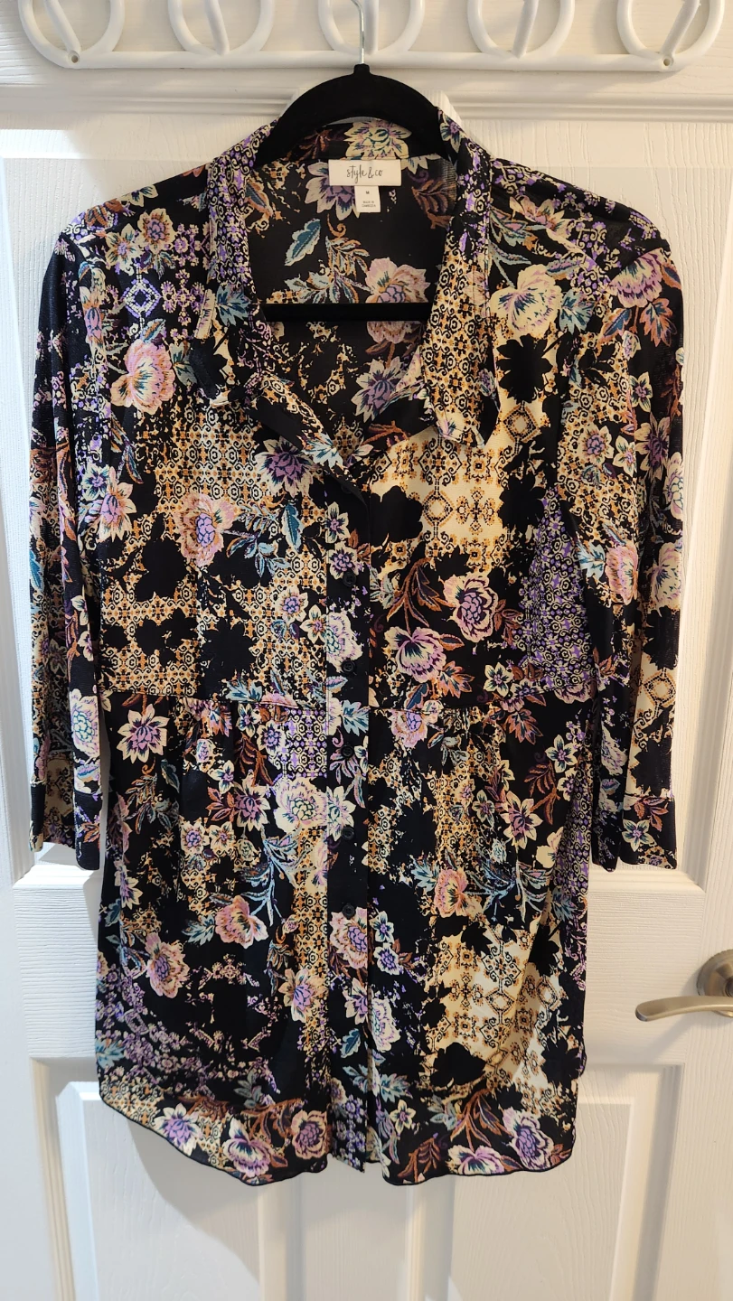 Floral Button-Up Blouse Size M