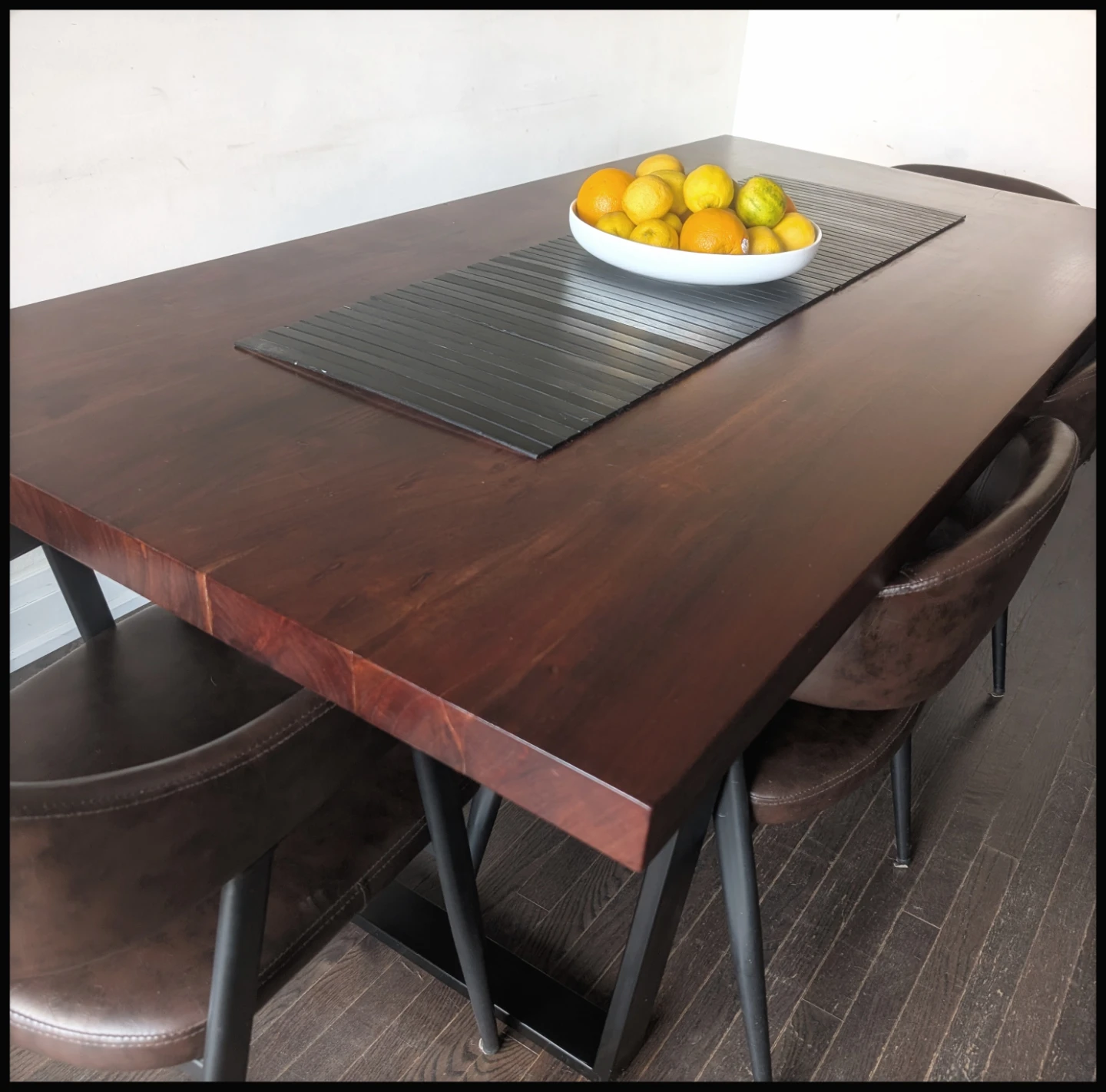 Wazo dining table