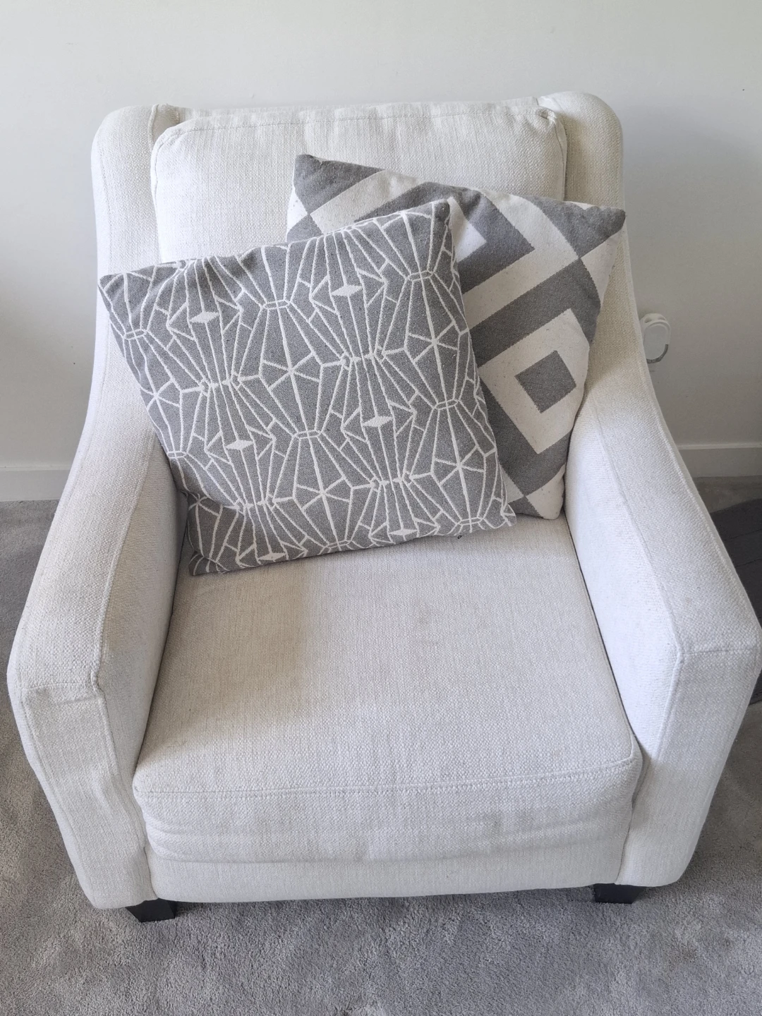 White accent chair with tufted back - photo 2