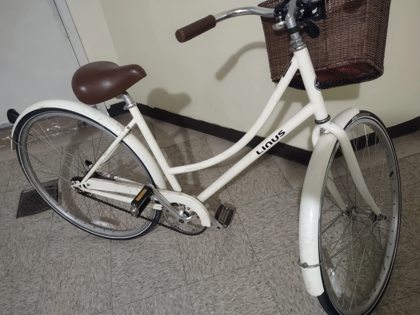 Linus Dutchi 1Bike - White with Brown Saddle and Basket - photo 4