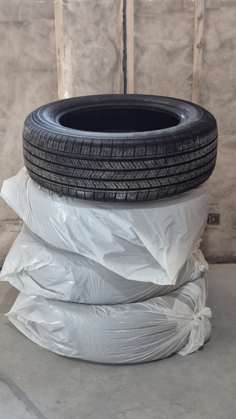 Set of 4 Toyo Tires P235/60R18 102H - photo 2