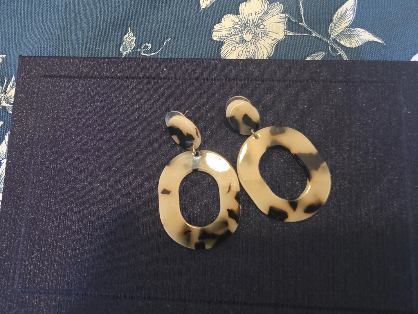 Tortoiseshell Oval Hoop Earrings