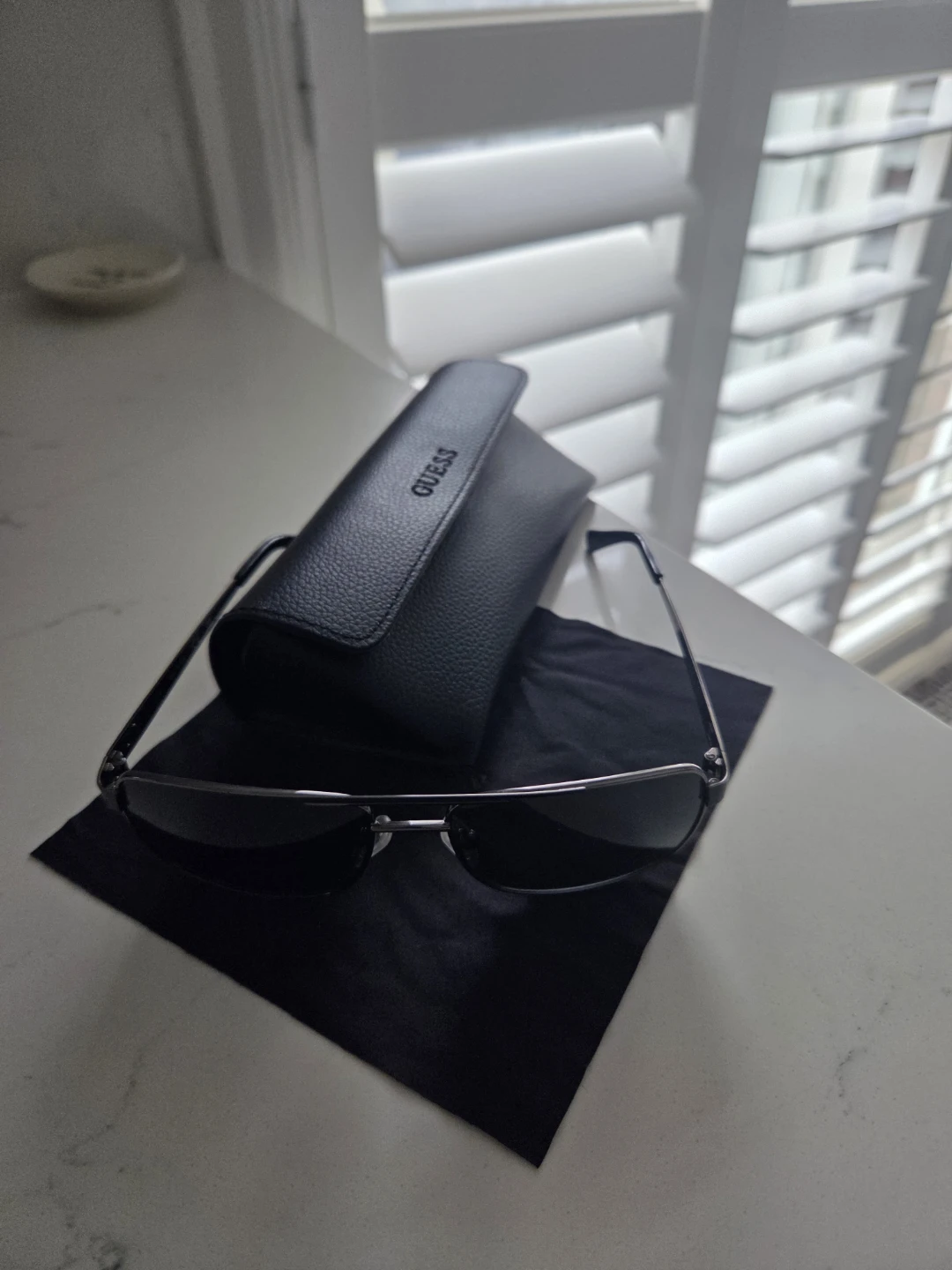 Mens GUESS Sunglasses with Case - photo 3