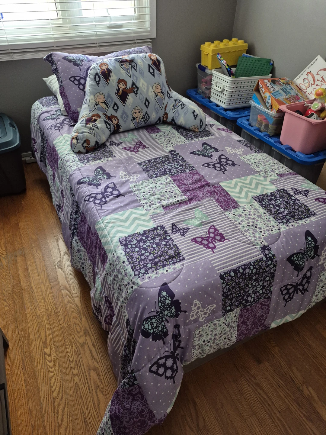 Kids bed with 3 side drawers