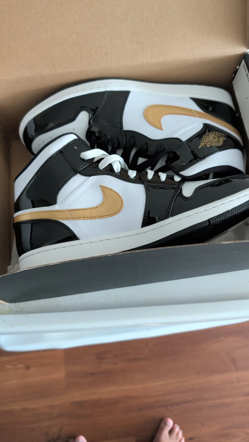 Air Jordan 1 Mid SE Black Metallic Gold White Shoes