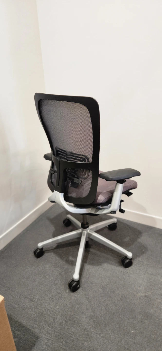 (6) CHAIRS ..Mesh Back Office Chair with Adjustable Arms