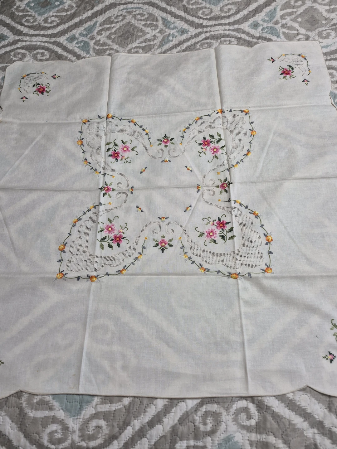 Beautiful Vintage Hand Embroidered White 33" x 33"  Linen Table