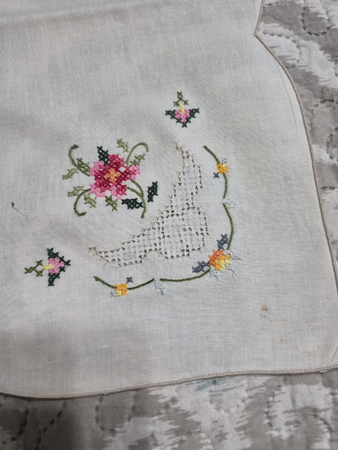 Beautiful Vintage Hand Embroidered White 33" x 33"  Linen Table - photo 2