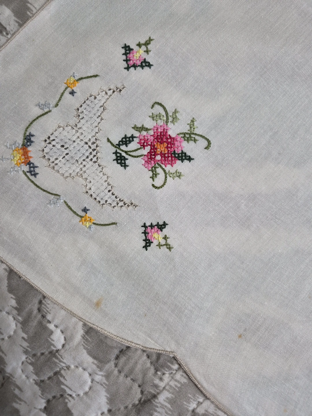 Beautiful Vintage Hand Embroidered White 33" x 33"  Linen Table - photo 3