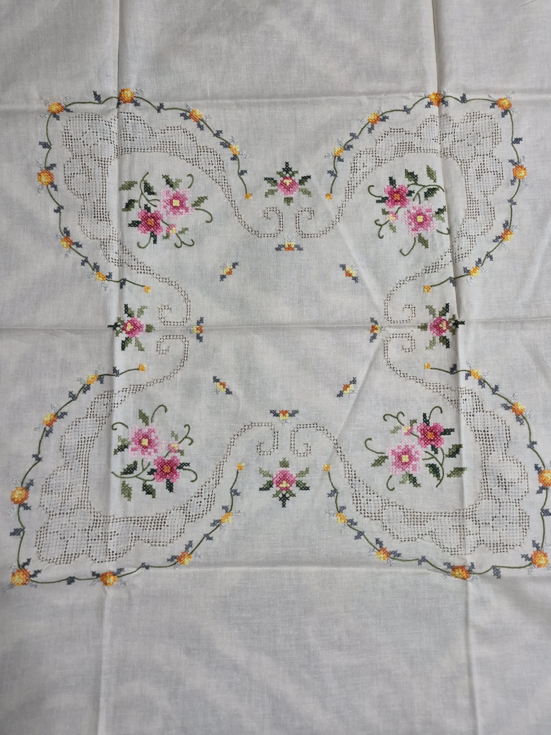 Beautiful Vintage Hand Embroidered White 33" x 33"  Linen Table - photo 4