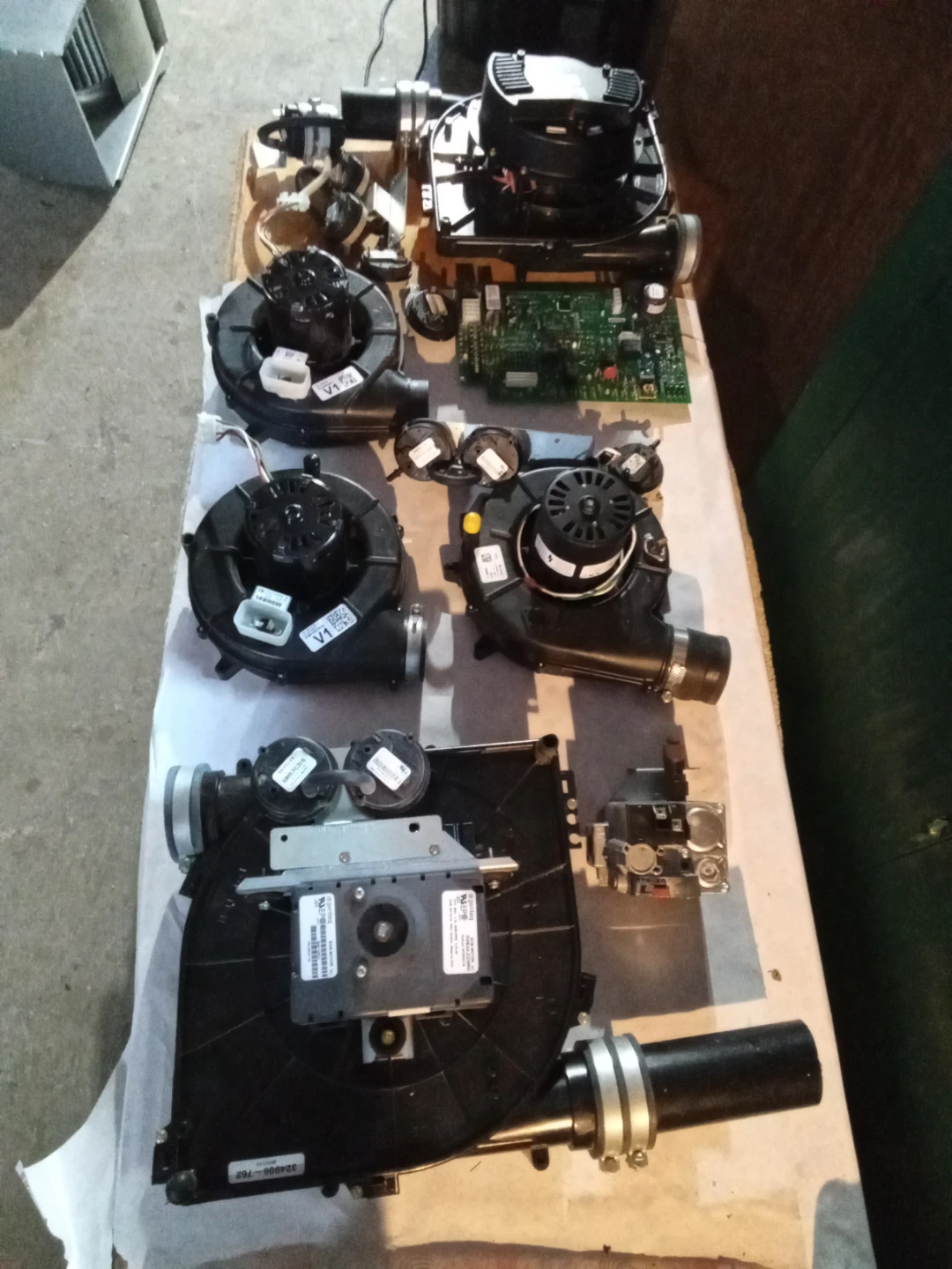 FURNACE TECHNICIAN WITH LOTS OF PARTS AFTER HOURS AVAILABLE - photo 3