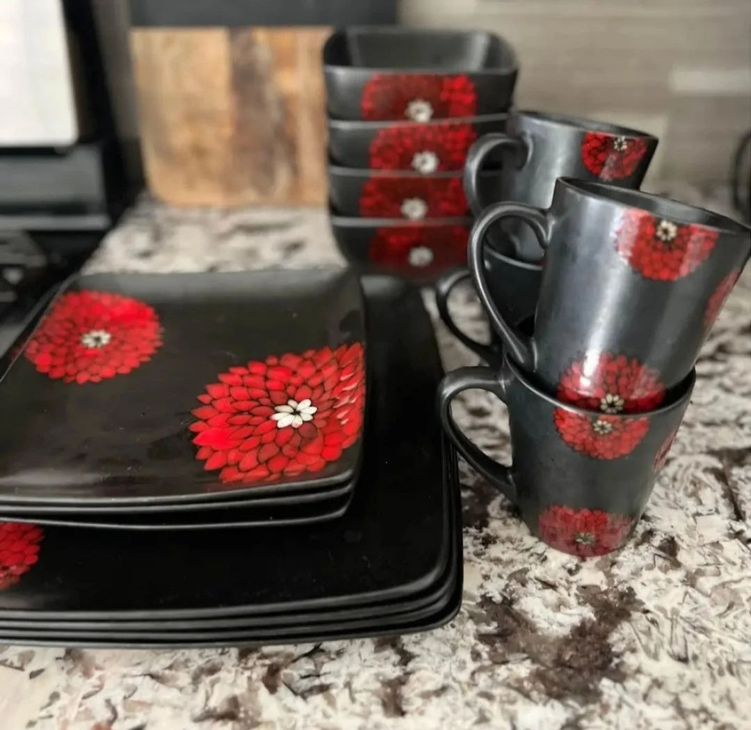 Set of 4 Black Square Plates with Red Flower Design - photo 5