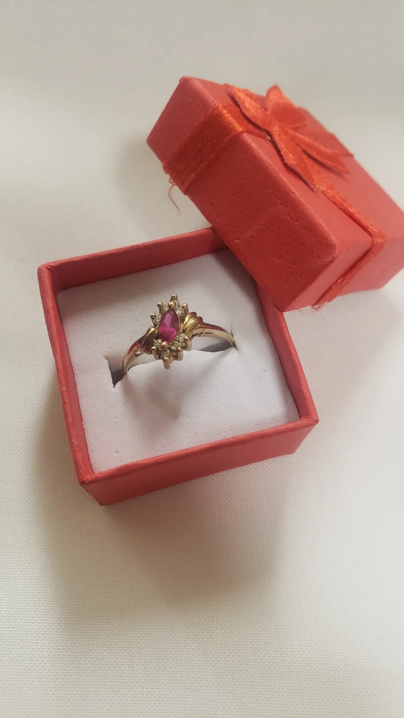 Like New Women's 10K Real Gold Ring With Red Garnet - photo 3