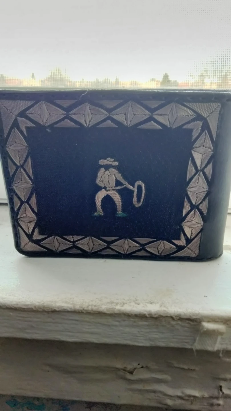 Se vende cartera de piel bordadad de hilo de plata
