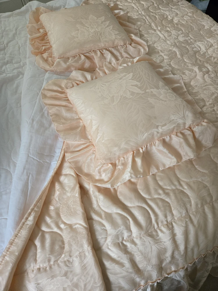 Peach Damask Bedspread with decorative pillow - photo 2