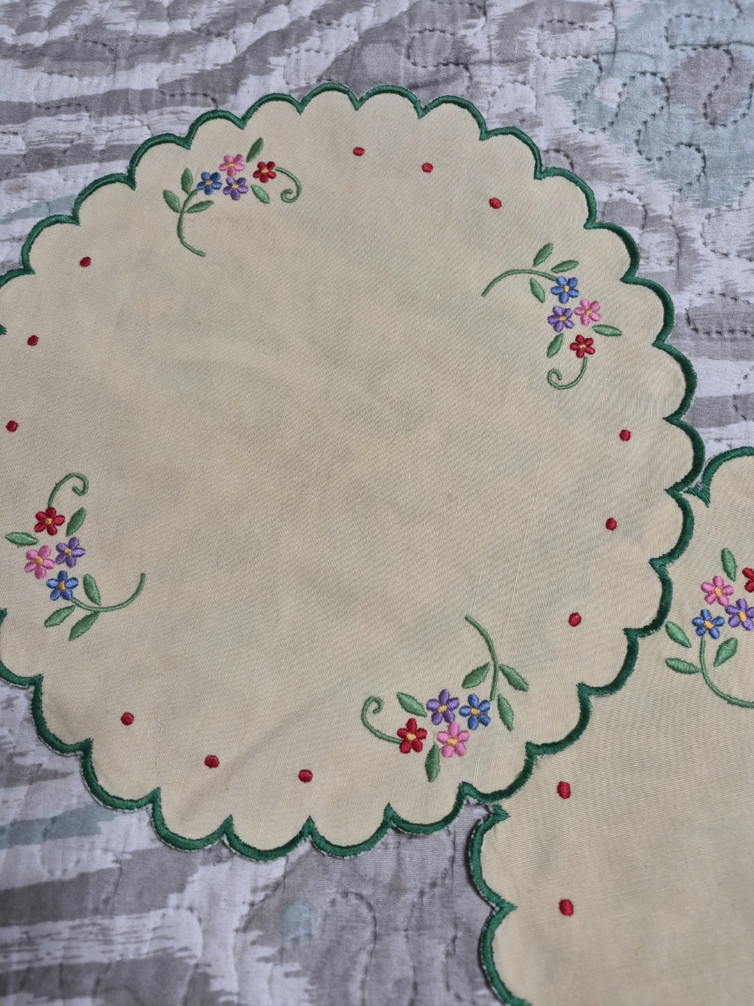 Vintage Pair of Hand Embroidered 11 1/2"  Linen Doilies - photo 2