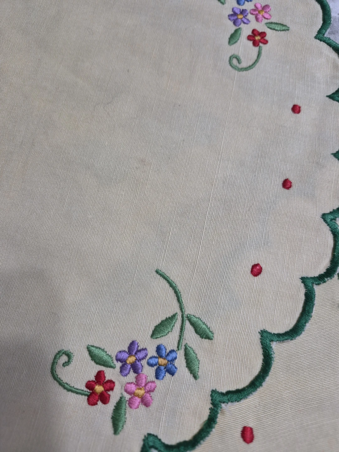 Vintage Pair of Hand Embroidered 11 1/2"  Linen Doilies - photo 3