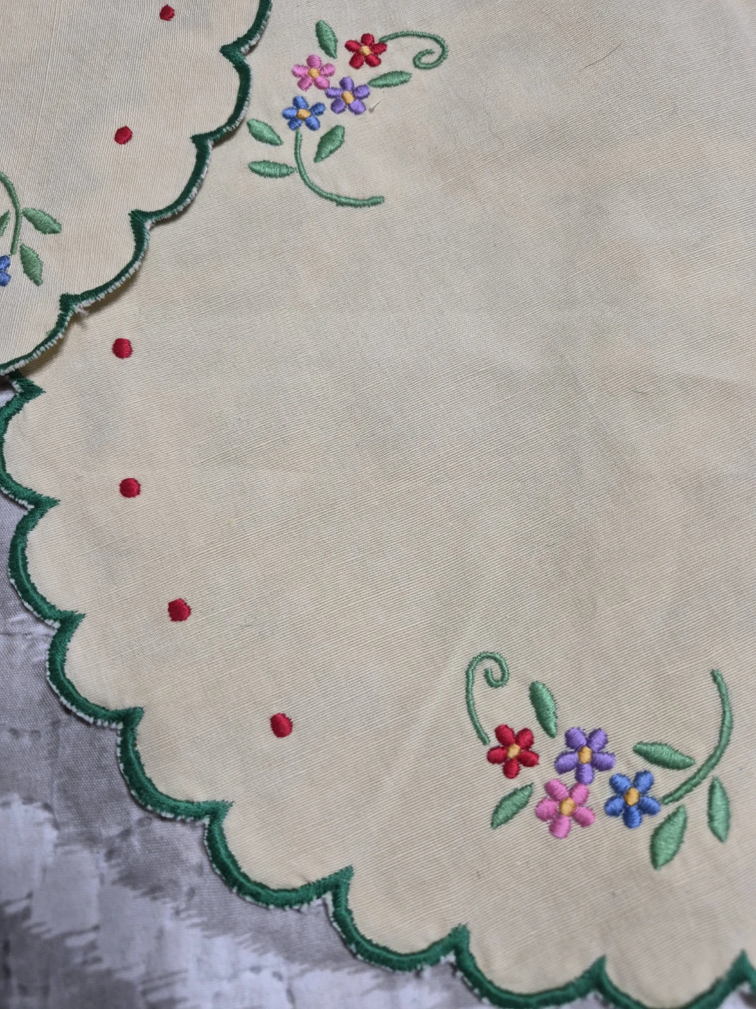 Vintage Pair of Hand Embroidered 11 1/2"  Linen Doilies - photo 4