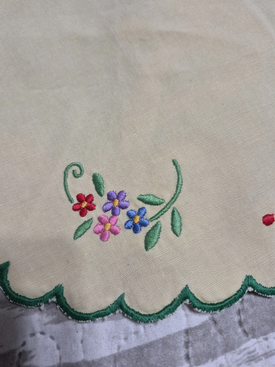 Vintage Pair of Hand Embroidered 11 1/2"  Linen Doilies - photo 5