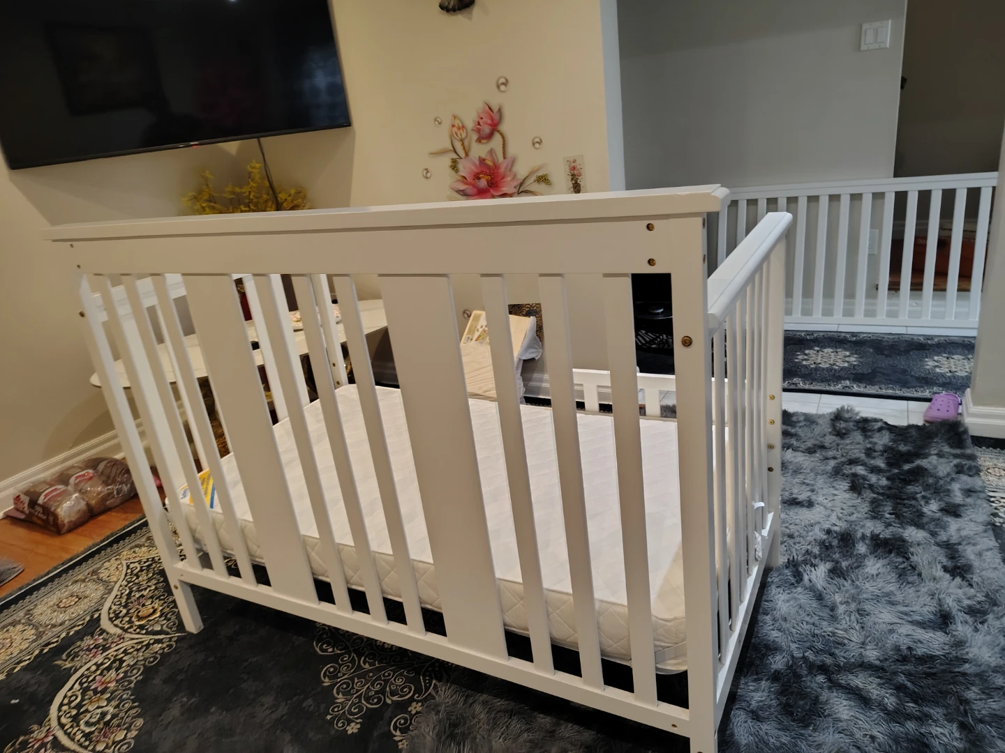White convertible crib with mattress and toddler rail - photo 3