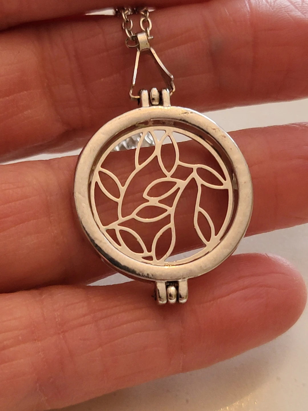 Silver Tone Leaf Design Locket Necklace - photo 2