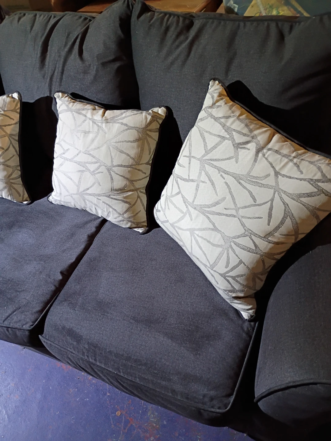 DARK BLUE SOFA WITH DECORATIVE ACCENT THROW PILLOWS - photo 4