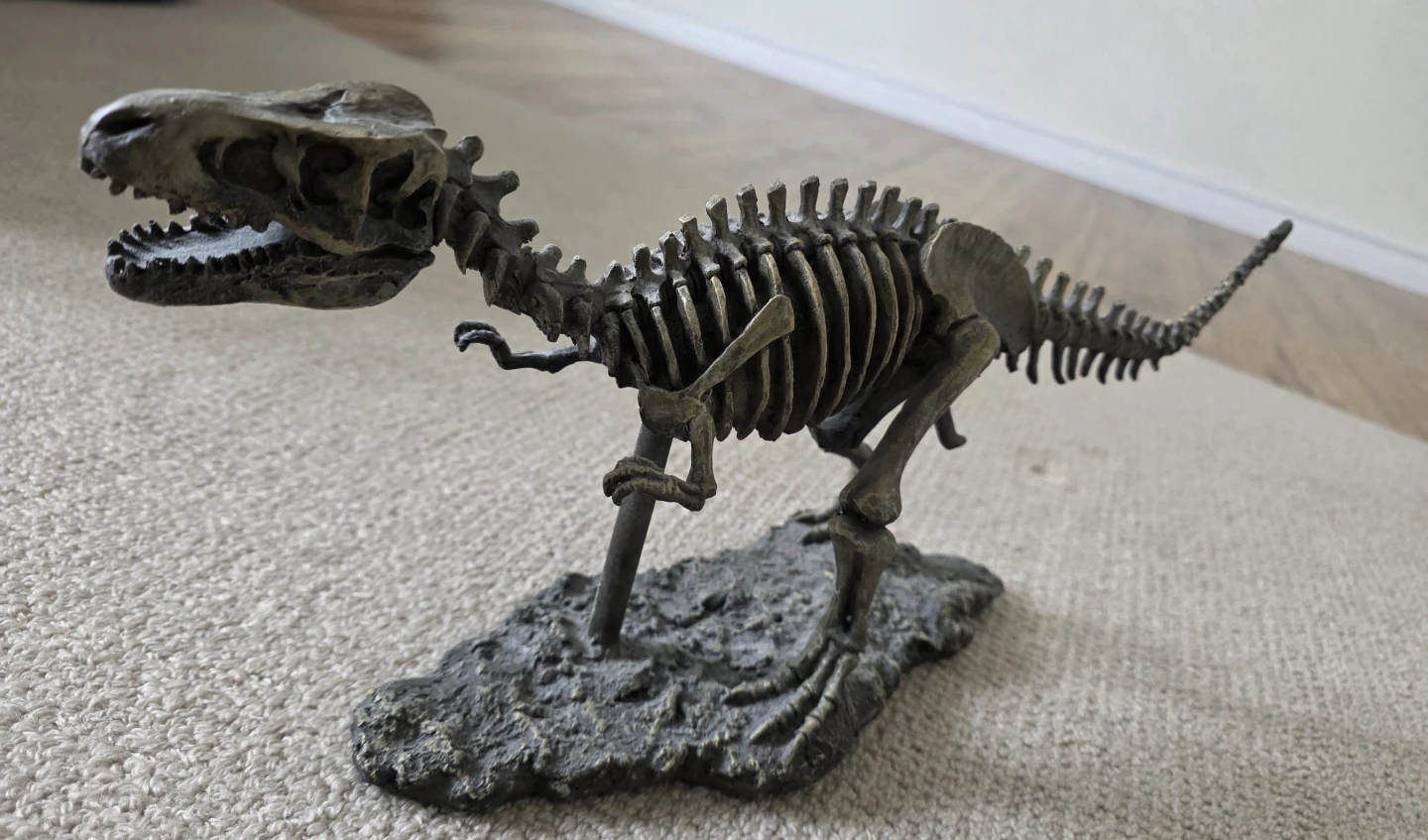 Dinosaur Skeleton Figurine - photo 3