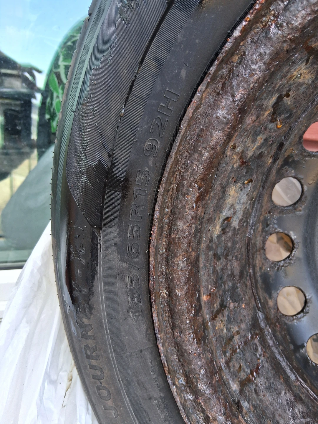 Like new All season Tires with Rim 185/65R15 92H - photo 2
