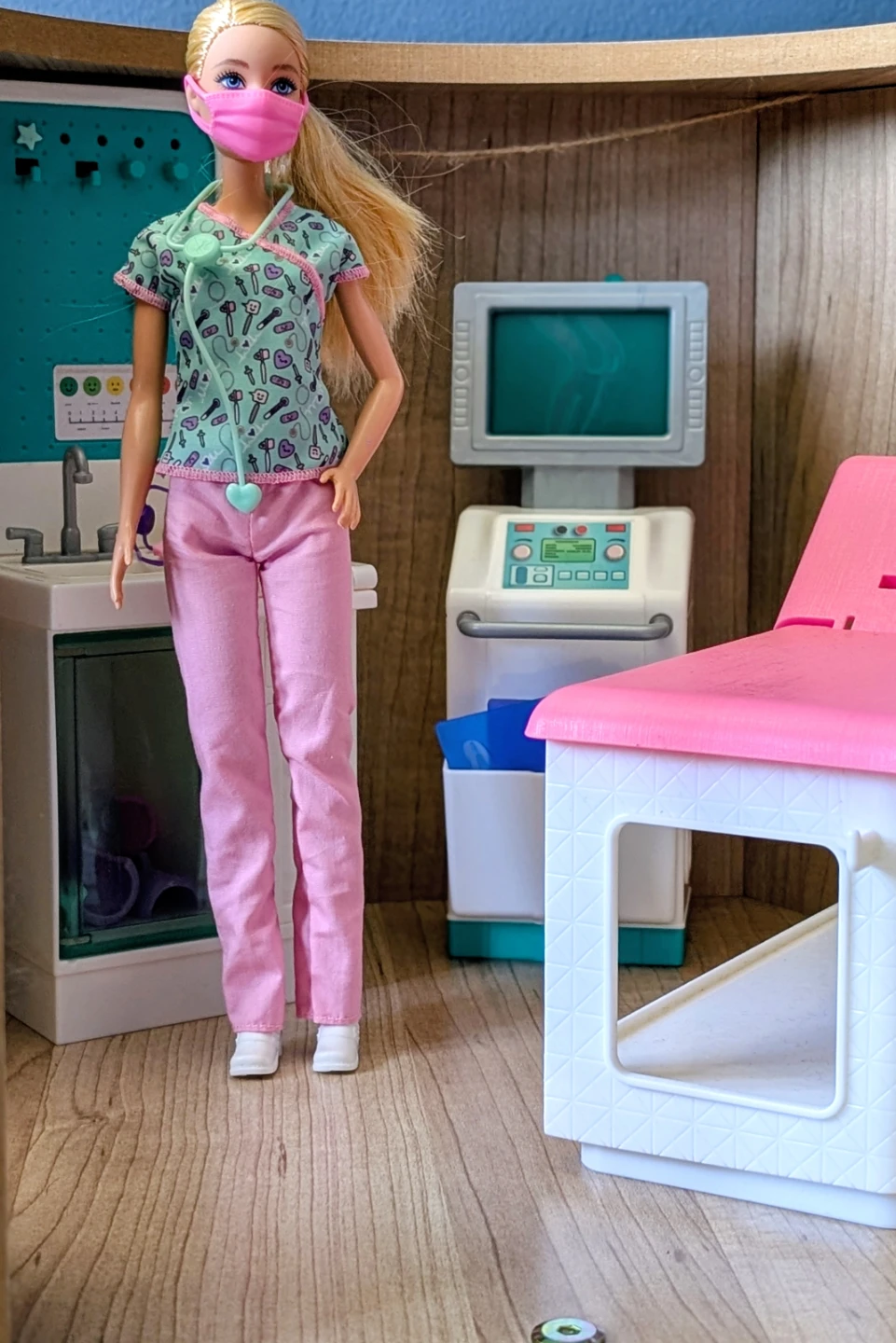 Barbie Doll Doctor & Accessories Lot - photo 4