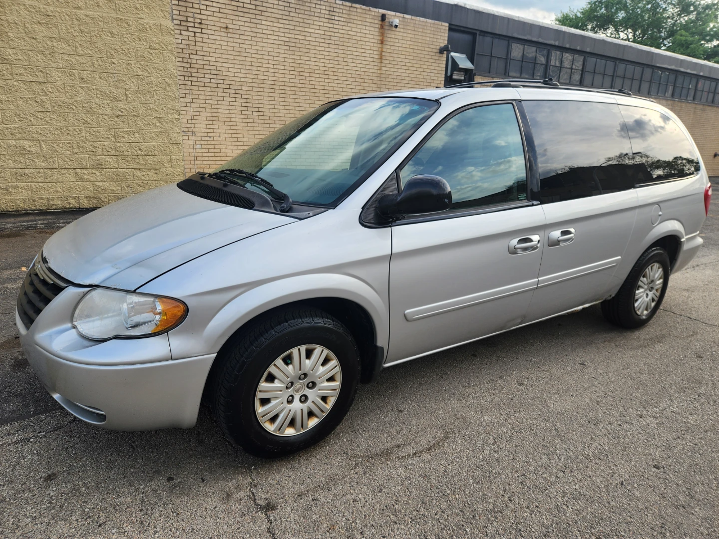 2005 Chrysler Town & Country LX - photo 2