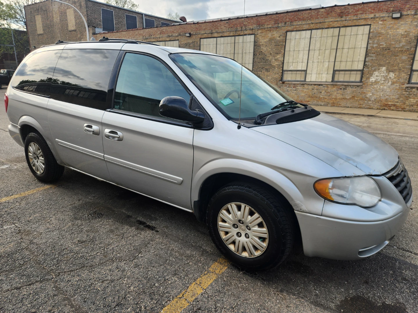 2005 Chrysler Town & Country LX - photo 3