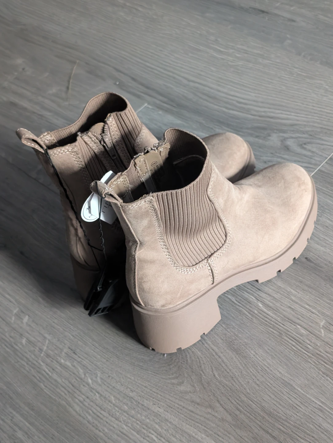 Time and Tru Women's Beige Suede Chelsea Boots Size 8 - photo 4