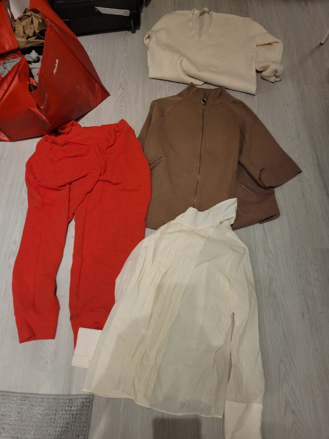Bundle of Women's Clothing - Size M / L - photo 2