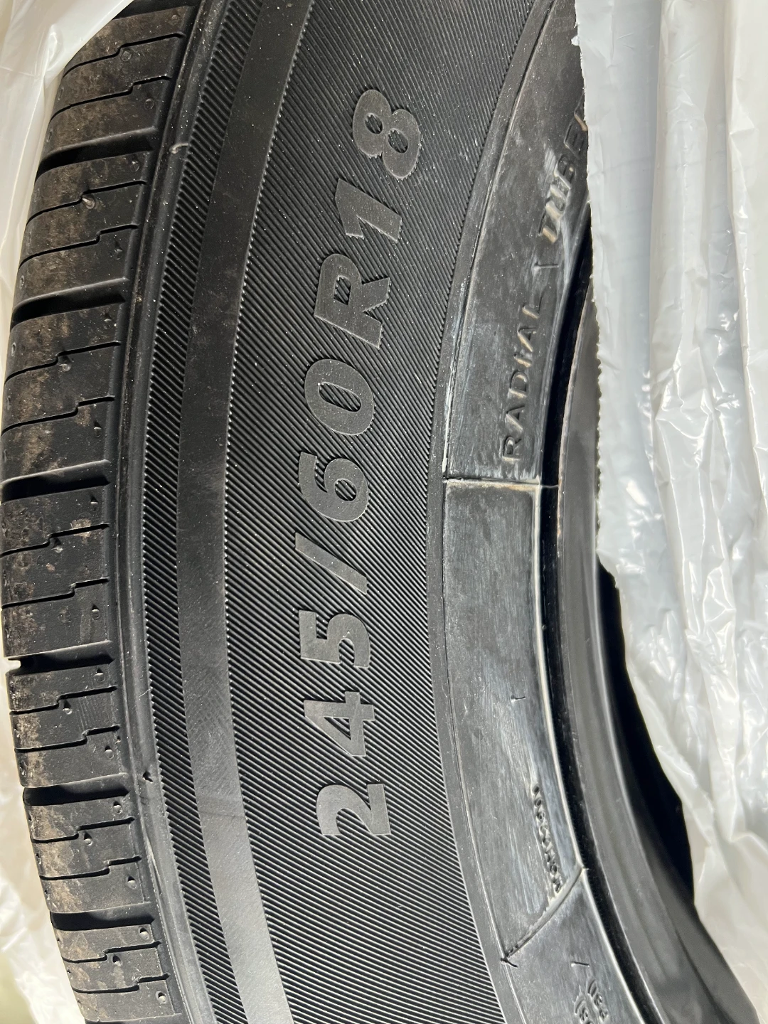 ROVELO INSTINCT 245/60R18 Tire & Rims