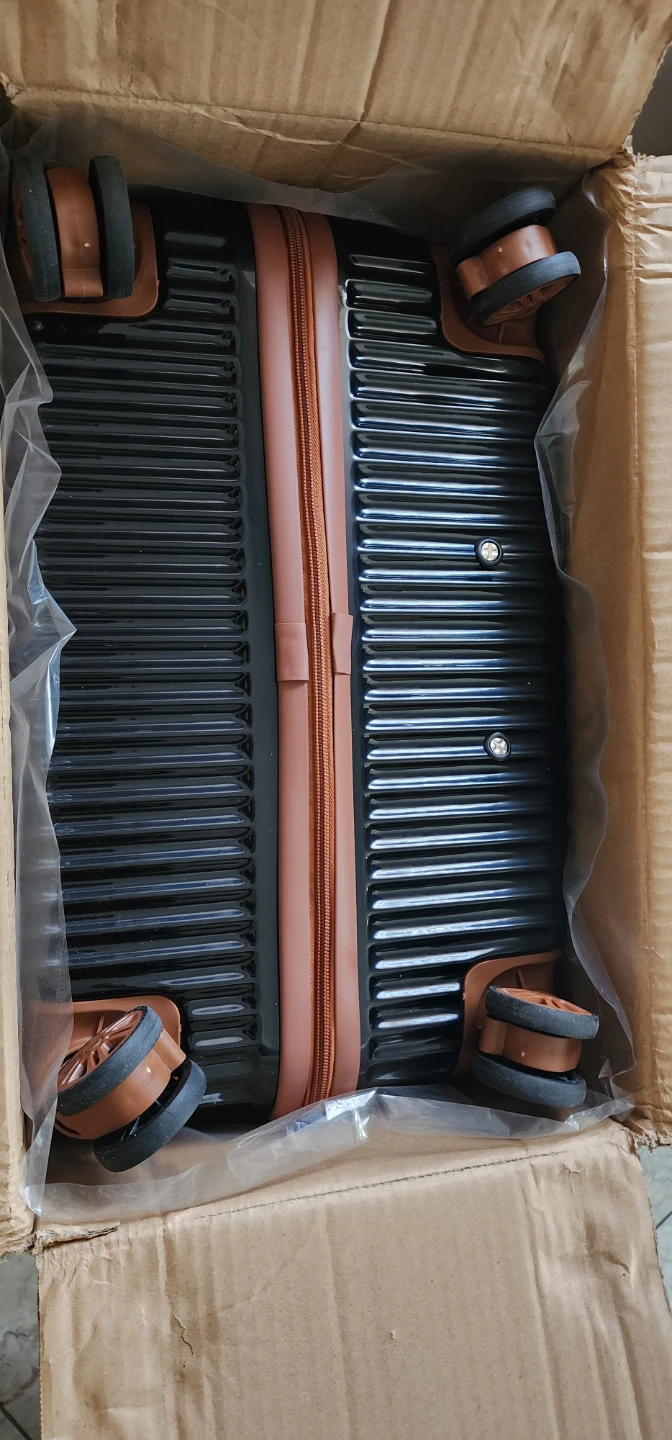 NEW in box 3Pc Luggage Set - photo 4