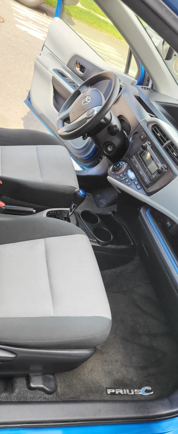 Blue Toyota Prius C - photo 5