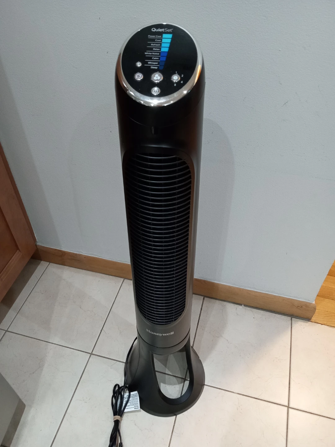 Honeywell QuietSet 8. 40" Tower Fan w/remote. Model HYF290B.