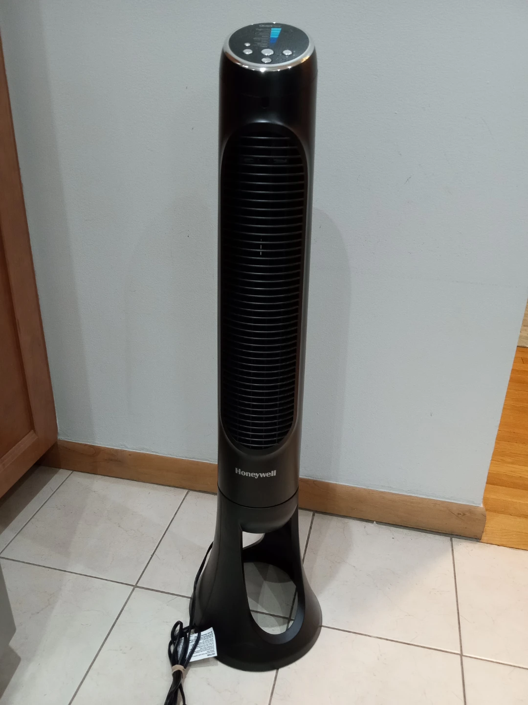 Honeywell QuietSet 8. 40" Tower Fan w/remote. Model HYF290B. - photo 3