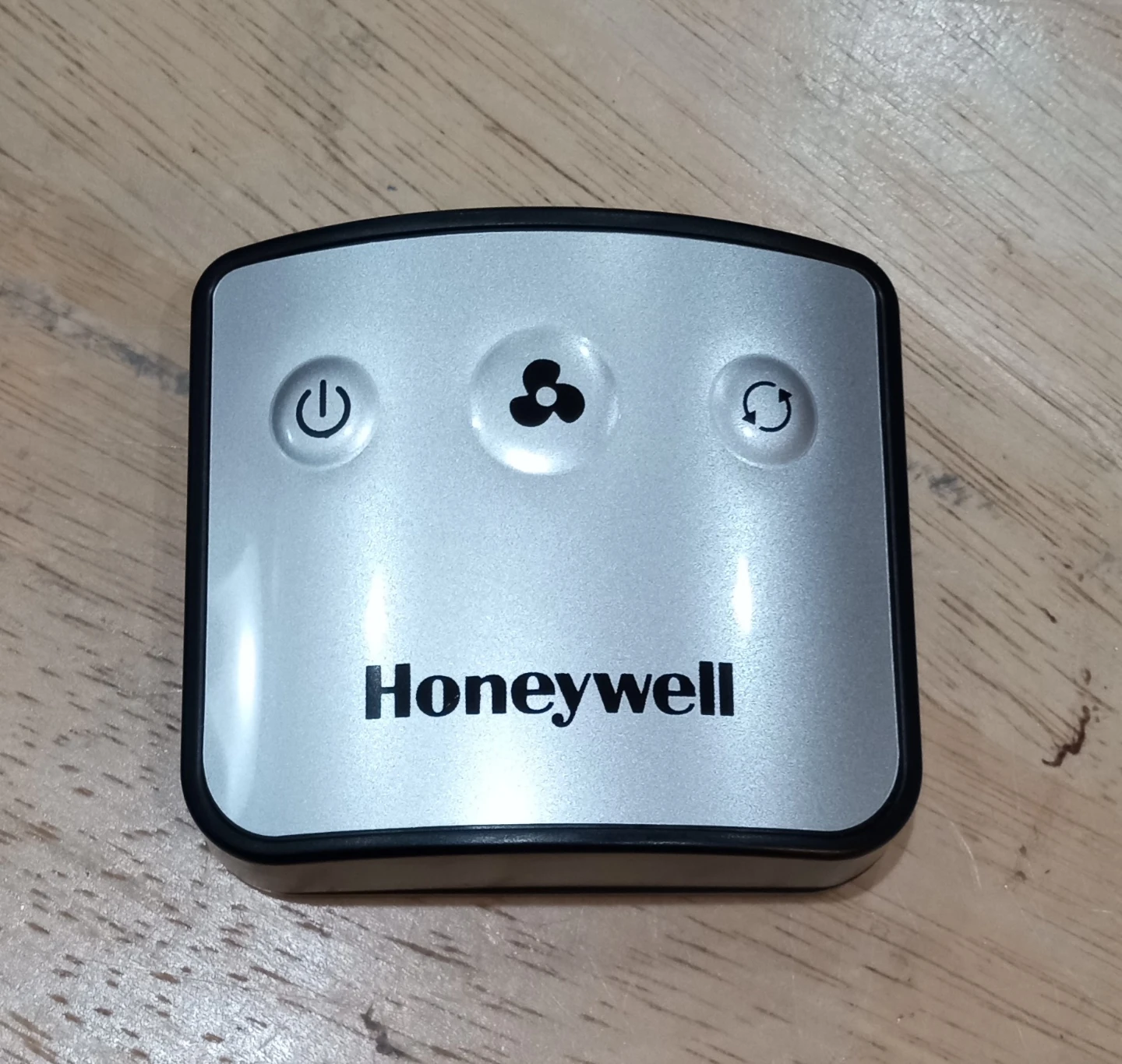 Honeywell QuietSet 8. 40" Tower Fan w/remote. Model HYF290B. - photo 4