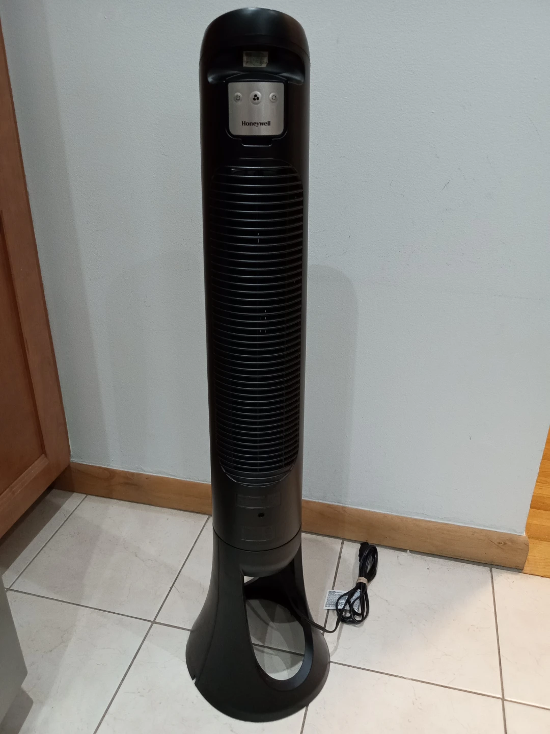 Honeywell QuietSet 8. 40" Tower Fan w/remote. Model HYF290B. - photo 5