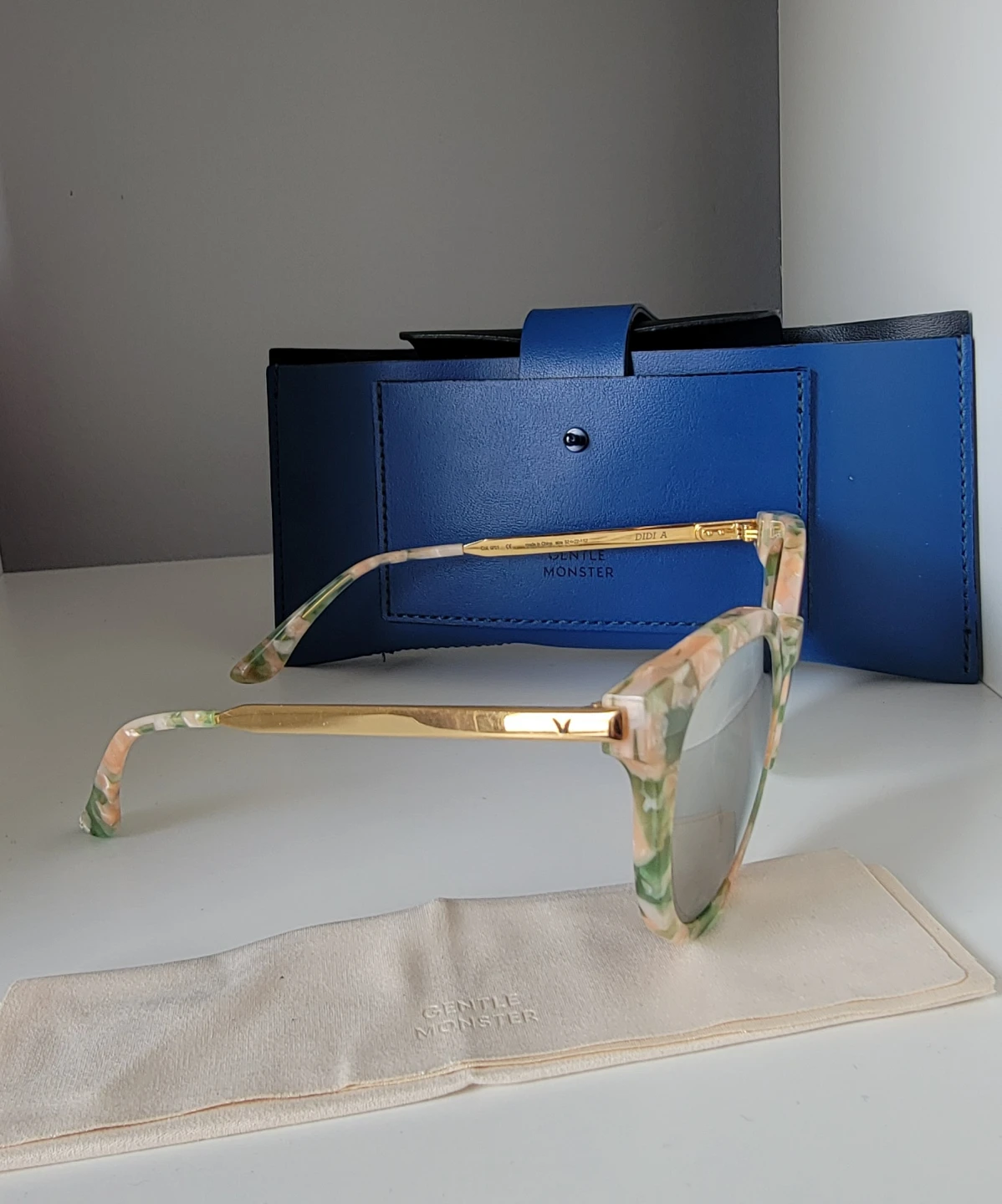 Gentle Monster Sunglasses with Case - photo 3