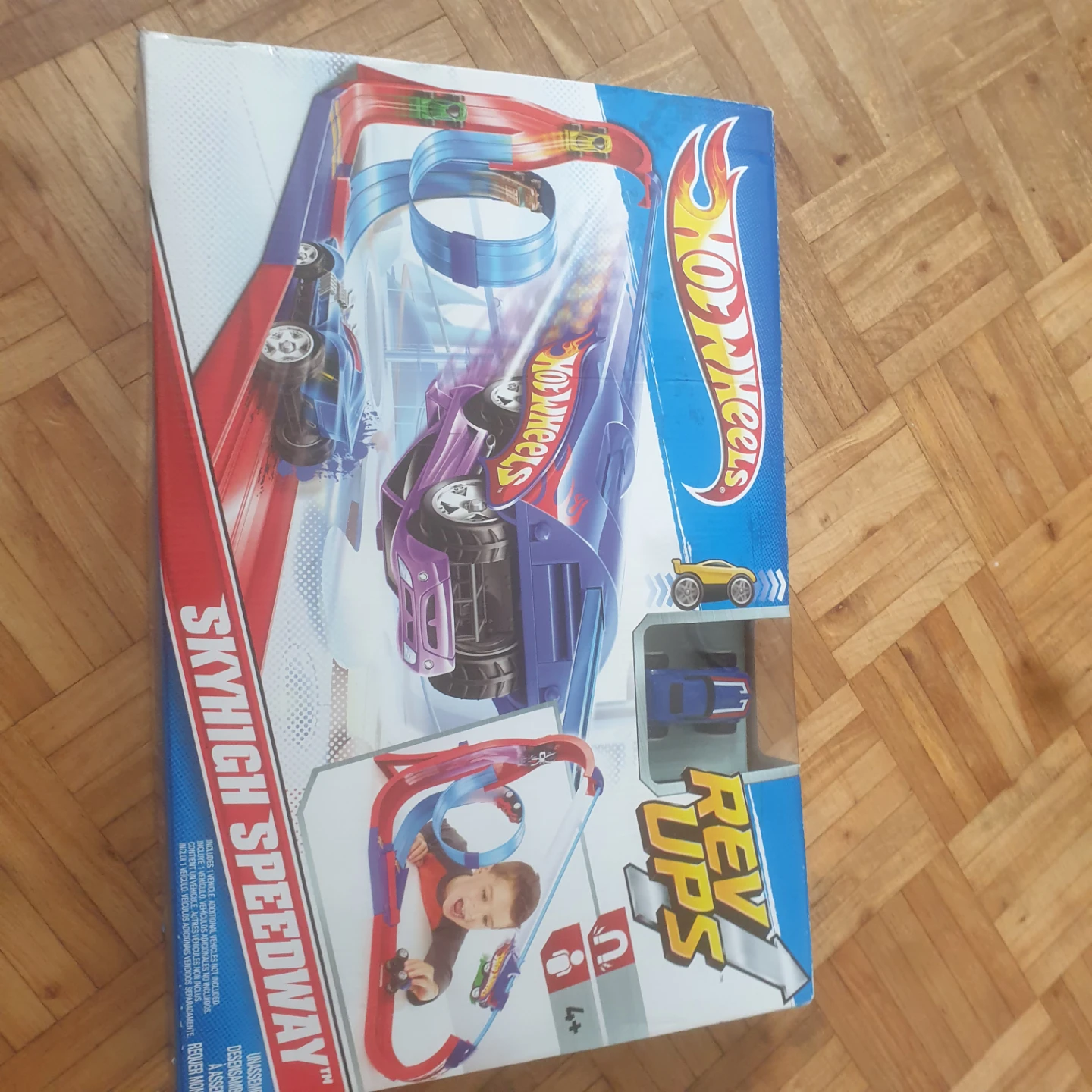 Hot Wheels Rev Ups Sky High Speedway Playset