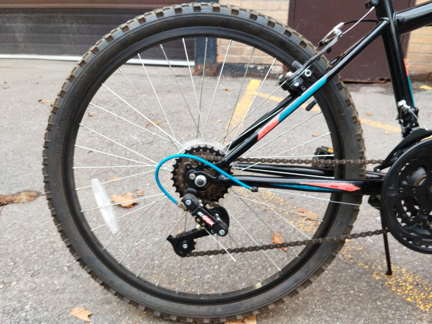 Movelo Algonquin 24" Mountain Bike with helmet and lock - photo 4