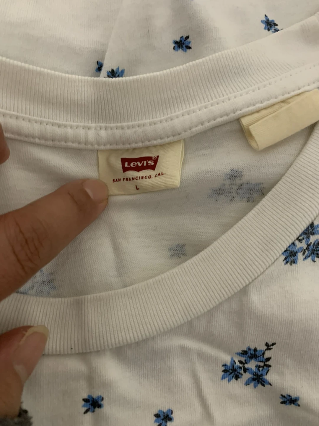 Levi's Women's White Floral Print T-Shirt Size L - photo 3