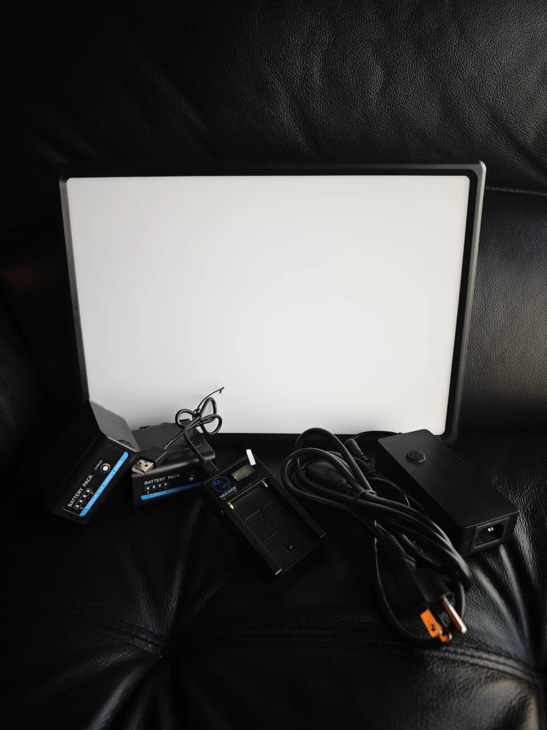 Neewer LED Video Light Panel with 2 x batteries and charger - photo 4